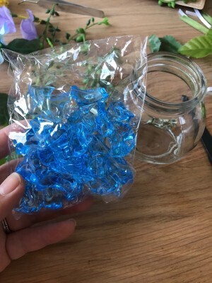 100均の造花と容器で人気のハーバリウムを作ってみた