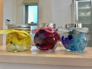 100均の造花と容器で人気のハーバリウムを作ってみた