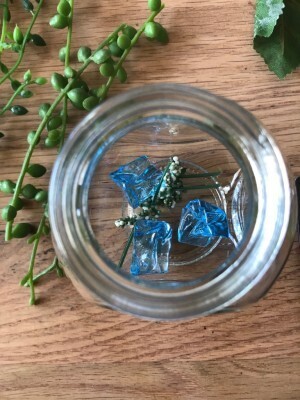 100均の造花と容器で人気のハーバリウムを作ってみた