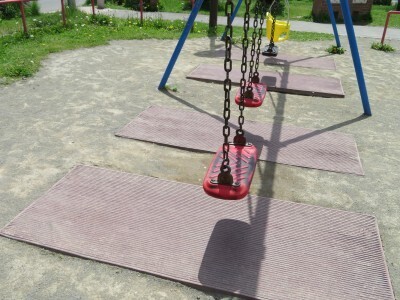 ブランコ、すべり台、鉄棒…公園の面白さが倍増する遊び方