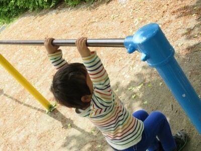 ブランコ、すべり台、鉄棒…公園の面白さが倍増する遊び方