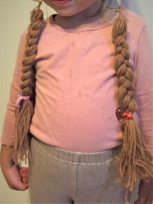 100均毛糸で三つ編み練習 ～子どものおしゃれ心が知育に役立つ!?