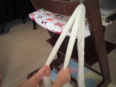 100均毛糸で三つ編み練習 ～子どものおしゃれ心が知育に役立つ!?