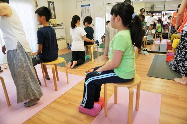 姿勢が悪いわが子を矯正！腹式呼吸が大切なワケ