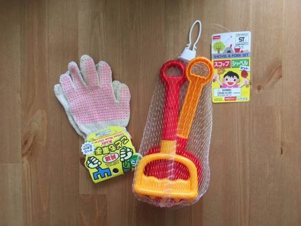 1歳児が庭掃除!?パパの手伝いで意外な発見が！