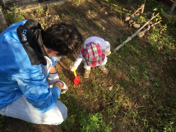 1歳児が庭掃除!?パパの手伝いで意外な発見が！