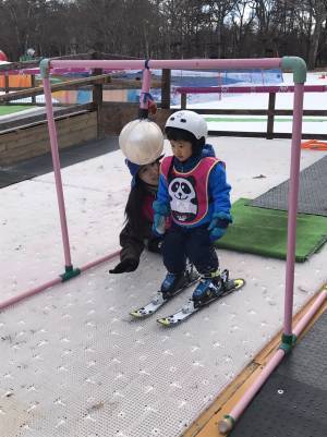 子どものスキーデビュー、初心者ママが教えるスクールと準備のコツ