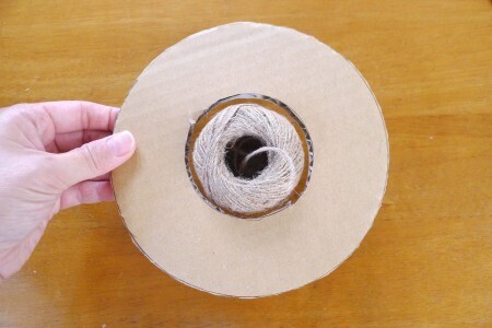 100均グッズでクリスマスリース！お手軽アレンジでお正月飾りにも！