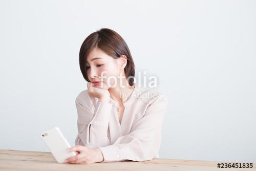 夫のスマホを無断で見たことがある妻たちの動機って？