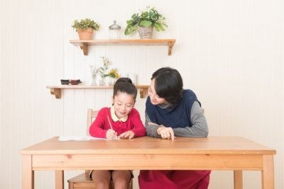 リビング学習がはかどるポイントは壁位置・明かり・緑