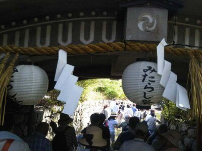 【世界遺産】京都の風物詩・足つけ神事は親子で池に入れちゃう