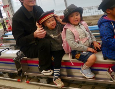 動物見てミニ電車乗って靴ぬいで遊べる！多摩動物公園駅に子どもが夢中
