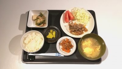 片づけだけじゃない！食事にトレイを使ったら意外なメリットいっぱい