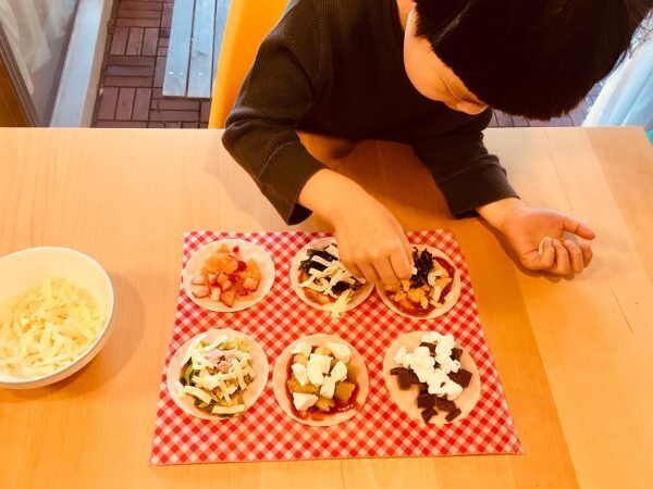 何のっけてもおいしい！失敗なしで盛り上がる餃子の皮ピザ