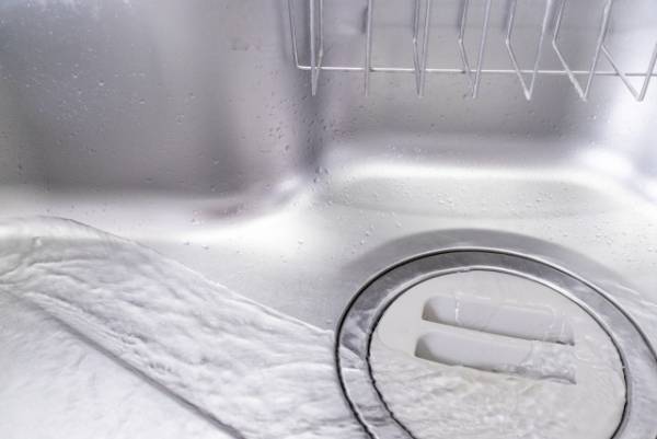 絶対やめて！シンクに熱湯を流すのがNGなワケ