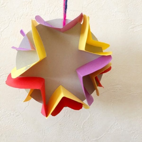 小学生も夢中！新聞紙であっと驚くアート作品のすすめ