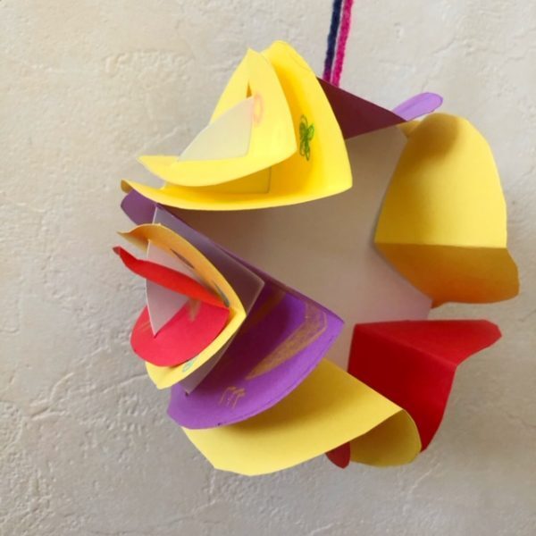 小学生も夢中！新聞紙であっと驚くアート作品のすすめ