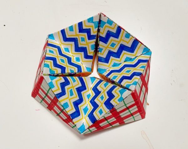 小学生も夢中！新聞紙であっと驚くアート作品のすすめ