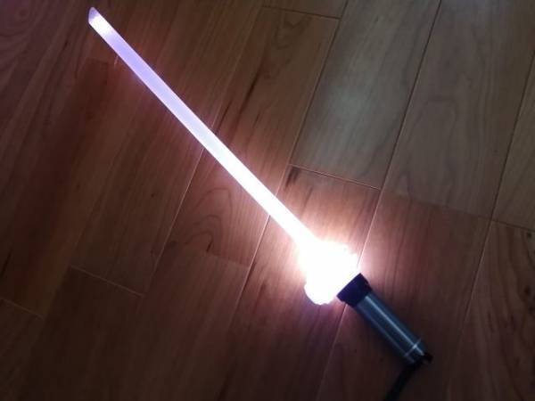 コレほしい～！「光る剣」が100均アイテムですぐできる！