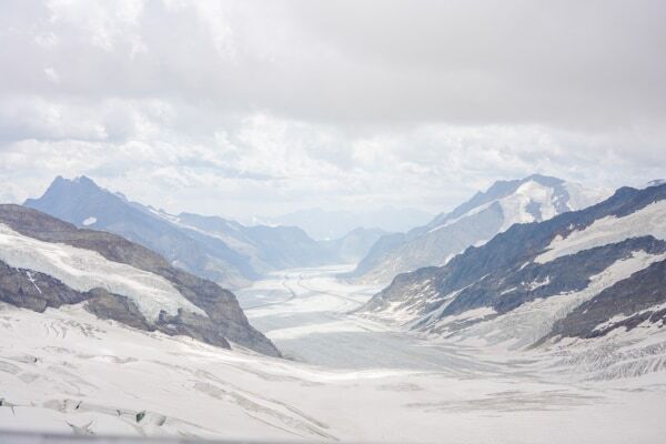 真夏でも、一面氷河！ 標高3,571ｍのスイスの展望台で世界遺産に感激