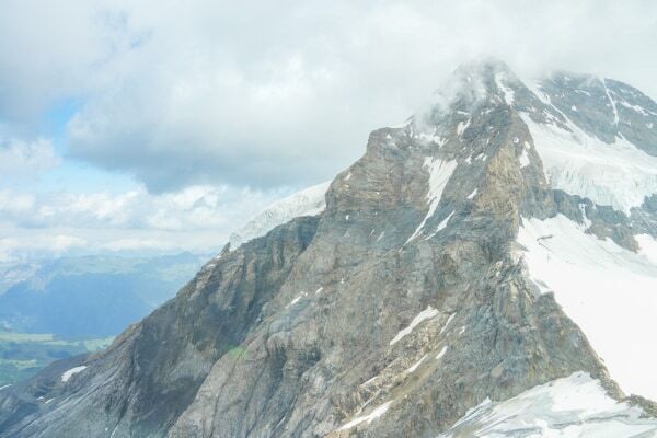 真夏でも、一面氷河！ 標高3,571ｍのスイスの展望台で世界遺産に感激
