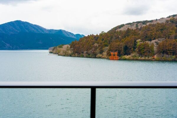 平和の鳥居と富士山を一望！ 箱根にオープンした宿泊施設が絶景すぎた