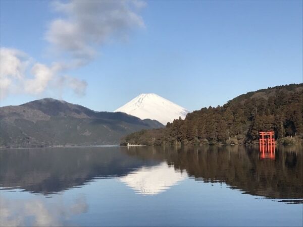 平和の鳥居と富士山を一望！ 箱根にオープンした宿泊施設が絶景すぎた