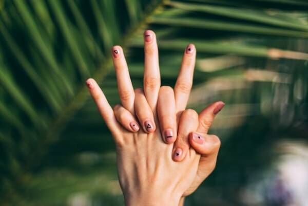 【幸運の前兆】爪の白い点が意味する5つのメッセージ