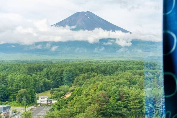 富士山が目の前に！　『リサとガスパール』ルームに泊まる「山梨フォトジェニ旅」