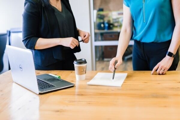 うるさい……！　仕事中ずっとしゃべってる人への対処法とは？