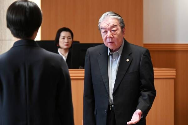 趣里と古田新太の弁護士親子が法廷で対決。多額の寄付と書き換えられた遺言書の真相に迫る【『モンスター』第6話】