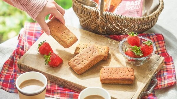 ほんのり香るあまおう苺。完全栄養パン「BASE BREAD ストロベリー」発売