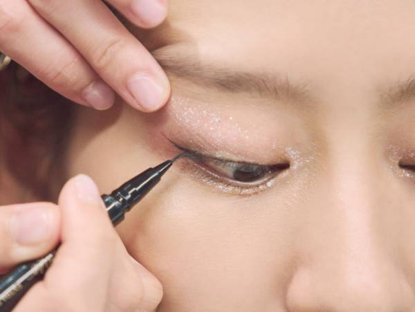 大人でも怖くない！　ホリデーシーズンにぴったりなグリッターメイクのコツをプロに聞いてみた