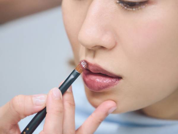 大人でも怖くない！　ホリデーシーズンにぴったりなグリッターメイクのコツをプロに聞いてみた