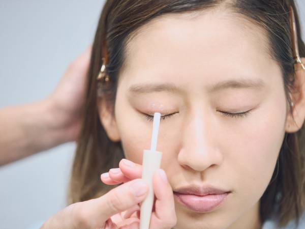 大人でも怖くない！　ホリデーシーズンにぴったりなグリッターメイクのコツをプロに聞いてみた