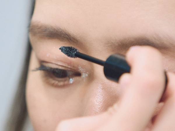 大人でも怖くない！　ホリデーシーズンにぴったりなグリッターメイクのコツをプロに聞いてみた