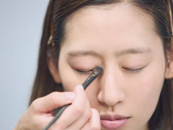 大人でも怖くない！　ホリデーシーズンにぴったりなグリッターメイクのコツをプロに聞いてみた