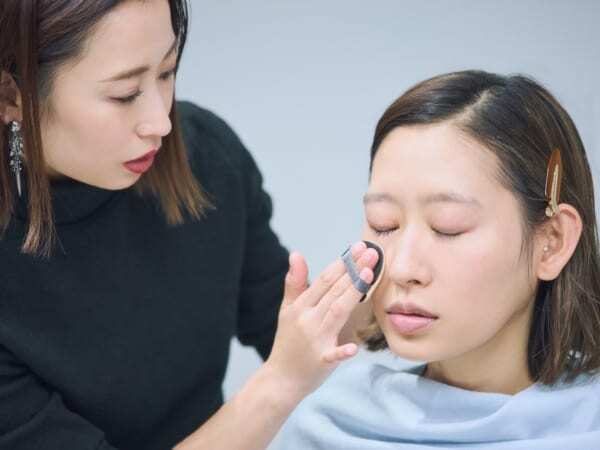 大人でも怖くない！　ホリデーシーズンにぴったりなグリッターメイクのコツをプロに聞いてみた