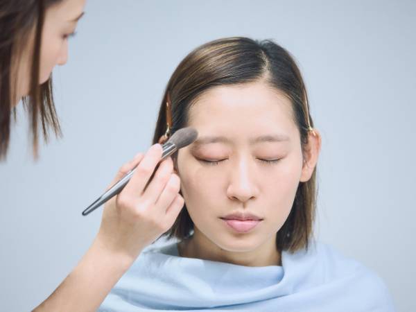 大人でも怖くない！　ホリデーシーズンにぴったりなグリッターメイクのコツをプロに聞いてみた