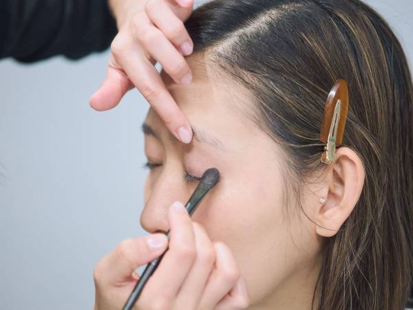 大人でも怖くない！　ホリデーシーズンにぴったりなグリッターメイクのコツをプロに聞いてみた