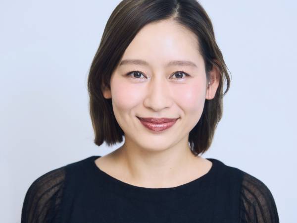 大人でも怖くない！　ホリデーシーズンにぴったりなグリッターメイクのコツをプロに聞いてみた