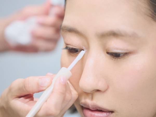 大人でも怖くない！　ホリデーシーズンにぴったりなグリッターメイクのコツをプロに聞いてみた