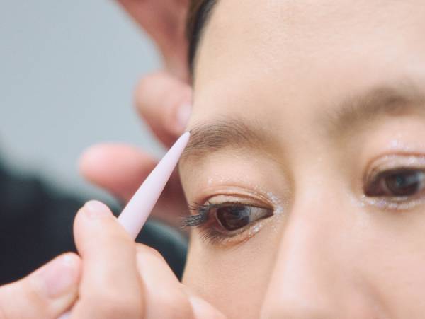 大人でも怖くない！　ホリデーシーズンにぴったりなグリッターメイクのコツをプロに聞いてみた