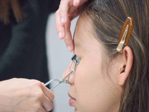 大人でも怖くない！　ホリデーシーズンにぴったりなグリッターメイクのコツをプロに聞いてみた