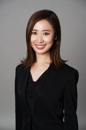 大人でも怖くない！　ホリデーシーズンにぴったりなグリッターメイクのコツをプロに聞いてみた