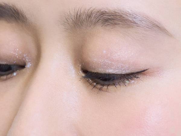 大人でも怖くない！　ホリデーシーズンにぴったりなグリッターメイクのコツをプロに聞いてみた