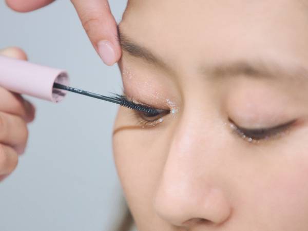 大人でも怖くない！　ホリデーシーズンにぴったりなグリッターメイクのコツをプロに聞いてみた