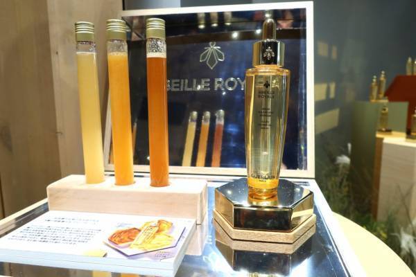 輝く“ハリ蜜肌”へ！　ゲラン「アベイユ ロイヤル」のアイコン、ブースト美容液がリニューアル