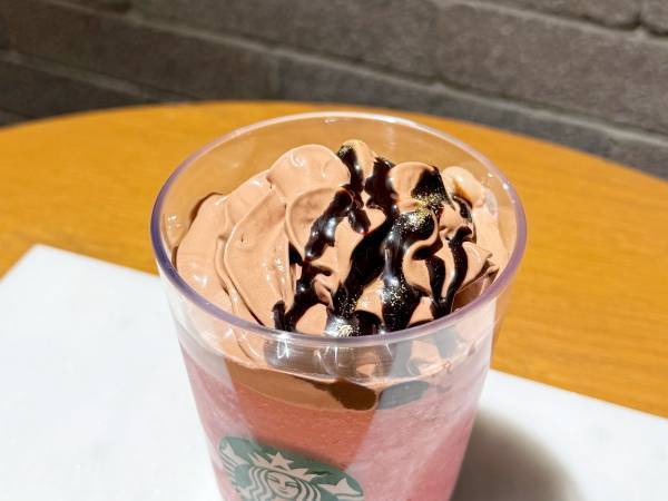 【スタバ新作】バレンタイン第2弾「ルビー ショコラ シンフォニー フラペチーノ」はほんのりベリー感のある爽やかな味わい
