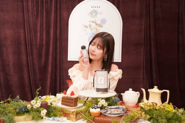 有村藍里プロデュースフレグランス発売！　“紅茶の茶葉”の香りを目指した香水の開発秘話